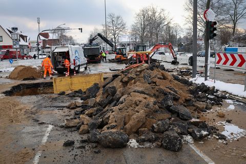 Seit dem 3. Januar 2026 behindert ein Wasserrohrbruch an der Kollaustraße den Verkehr im Nordwesten Hamburgs. (Archivbild) Foto: