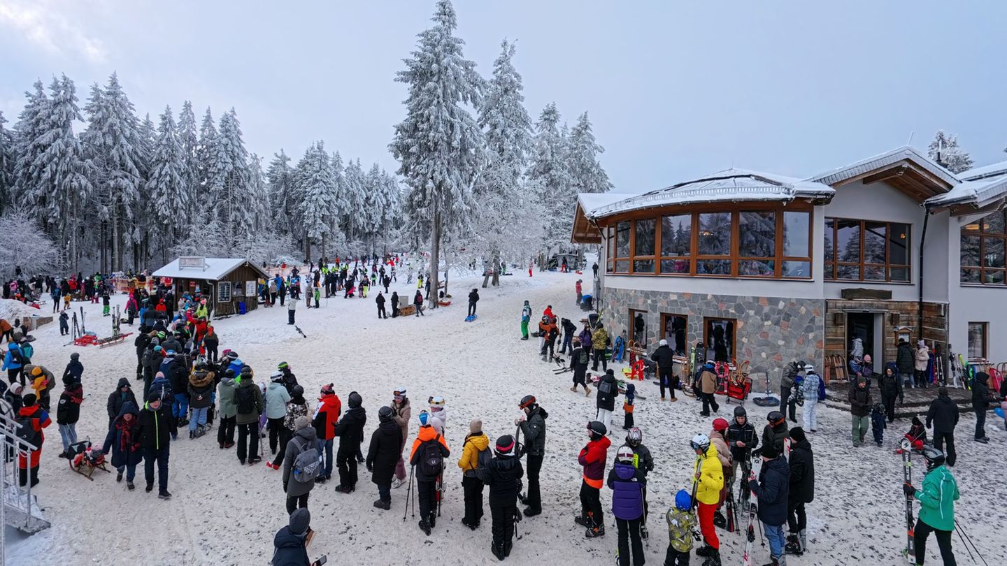 Die 950 Meter hohe Wasserkuppe ist das größte Wintersportgebiet der Rhön und Hessens höchster Berg. (Archivbild) Foto: Andreas A
