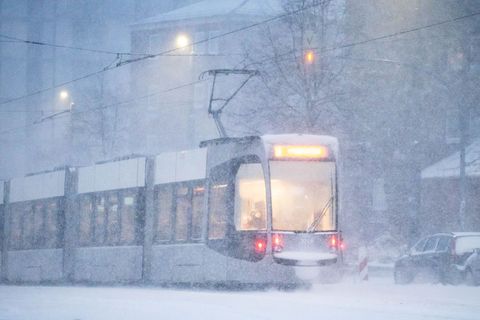 Wegen Schneeverwehungen fuhr in Bremen ein Auto in ein Gleisbett der Straßenbahn. (Symbolbild) Foto: Sina Schuldt/dpa