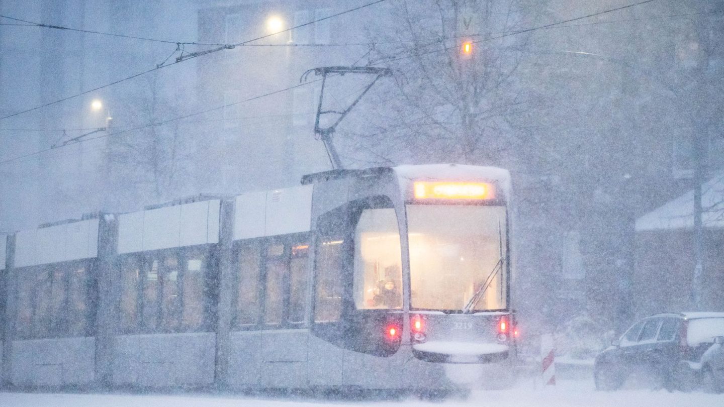 Wegen Schneeverwehungen fuhr in Bremen ein Auto in ein Gleisbett der Straßenbahn. (Symbolbild) Foto: Sina Schuldt/dpa