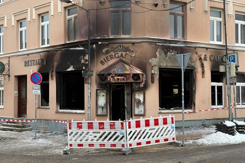 Eine 60-Jährige wird verletzt gerettet. Foto: Helena Dolderer/dpa