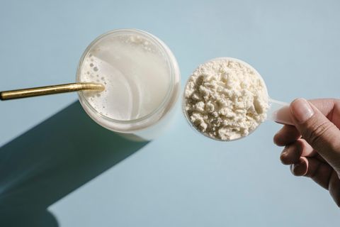 Deals des Tages: Eine Frau hält einen Messlöffel mit Proteinpulver in der Hand