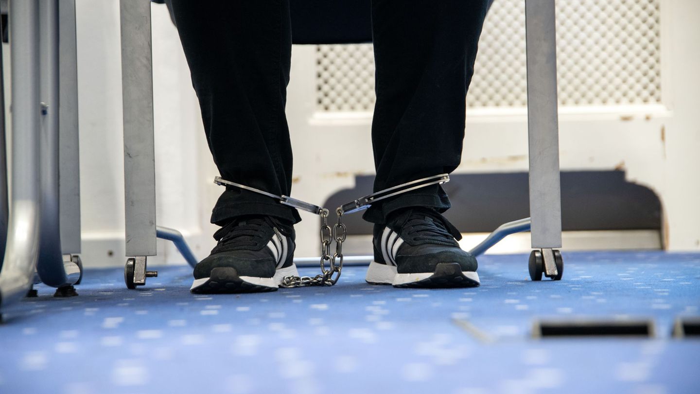 Die Angeklagte wurde zu Prozessbeginn mit Fußfesseln in den Gerichtssaal gebracht. (Archivbild) Foto: Pia Bayer/dpa