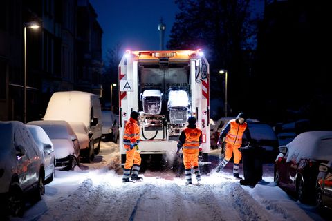 Wegen dichten Schneetreibens werden Mülltonnen heute mancherorts nicht wie geplant geleert. (Archivbild) Foto: Hauke-Christian D