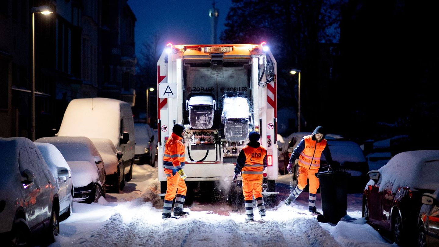 Wegen dichten Schneetreibens werden Mülltonnen heute mancherorts nicht wie geplant geleert. (Archivbild) Foto: Hauke-Christian D