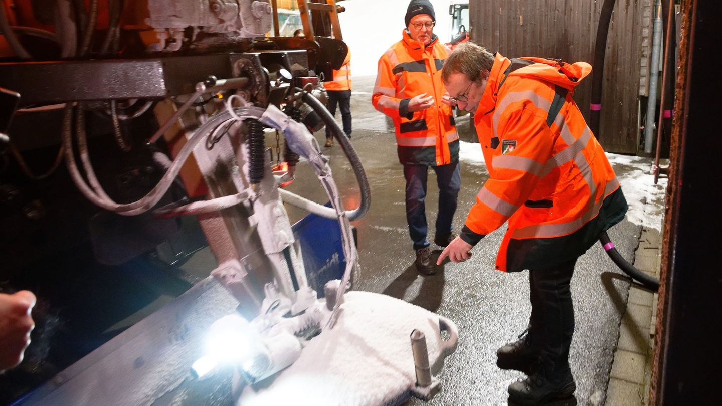 Beeindruckt vom Einsatz und der Technik der Räumdienste: NRW-Verkersminister Oliver Krischer (Grüne). Foto: Henning Kaiser/dpa