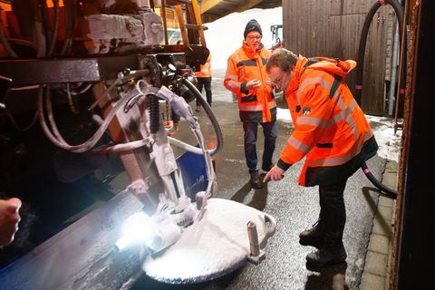 Beeindruckt vom Einsatz und der Technik der Räumdienste: NRW-Verkersminister Oliver Krischer (Grüne). Foto: Henning Kaiser/dpa