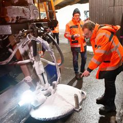 Beeindruckt vom Einsatz und der Technik der Räumdienste: NRW-Verkersminister Oliver Krischer (Grüne). Foto: Henning Kaiser/dpa