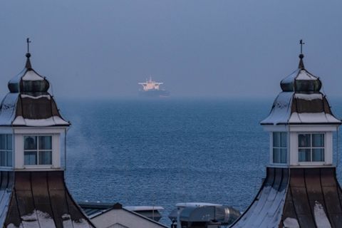 Weiterhin liegt der Tanker "Eventin" vor Rügen. Foto: Stefan Sauer/dpa