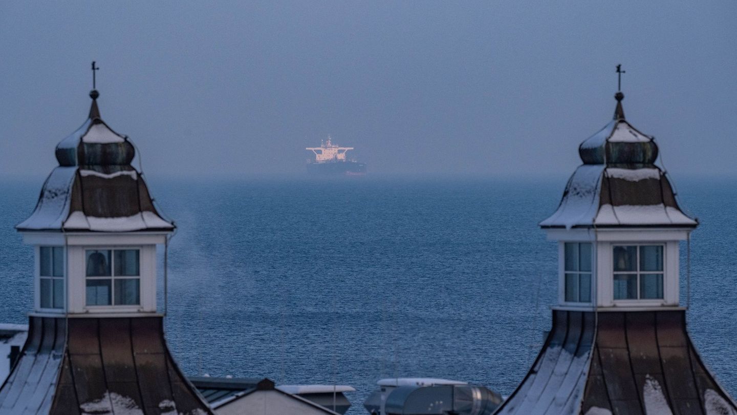 Weiterhin liegt der Tanker "Eventin" vor Rügen. Foto: Stefan Sauer/dpa