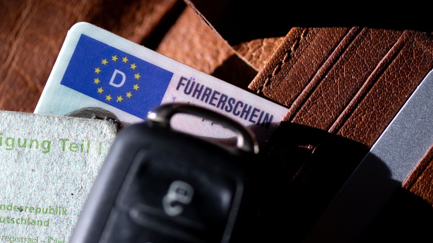 Der Erwerb des Führerscheins soll künftig weniger Kosten. (Archivbild) Foto: Sven Hoppe/dpa