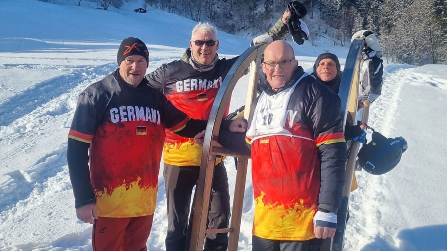 Schnee, Schlitten und Spaß - das war das Hornschlittenrennen 2026 für das Quartett aus Rheinhessen. Foto: --/Mathias Peter/dpa