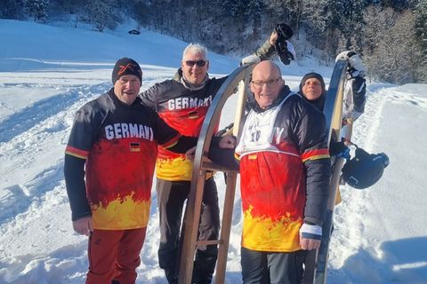 Schnee, Schlitten und Spaß - das war das Hornschlittenrennen 2026 für das Quartett aus Rheinhessen. Foto: --/Mathias Peter/dpa