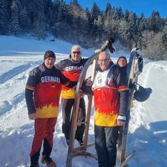 Schnee, Schlitten und Spaß - das war das Hornschlittenrennen 2026 für das Quartett aus Rheinhessen. Foto: --/Mathias Peter/dpa