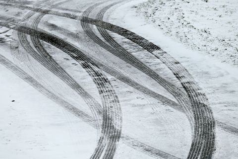 Auf schneeglatter Straße kollidiert eine Autofahrerin mit einem Schneepflug (Symbolbild) Foto: Uwe Zucchi/dpa