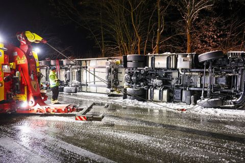 Festgefahrene Lastwagen blockieren die A7, die A4 und die A5. Foto: Rene Kunze/OSTHESSEN|NEWS/dpa