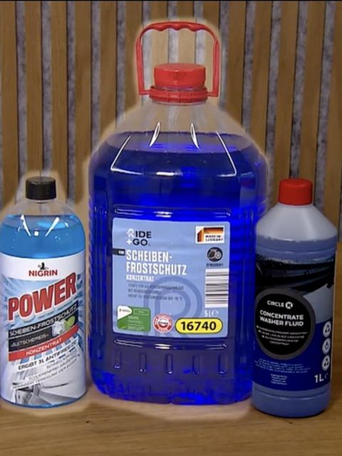 Vier verschiedene Scheibenfrostschutzmittel für Autos im Winter.