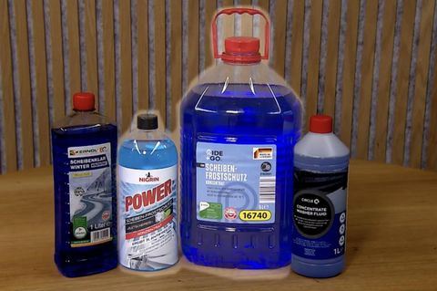Vier verschiedene Scheibenfrostschutzmittel für Autos im Winter.
