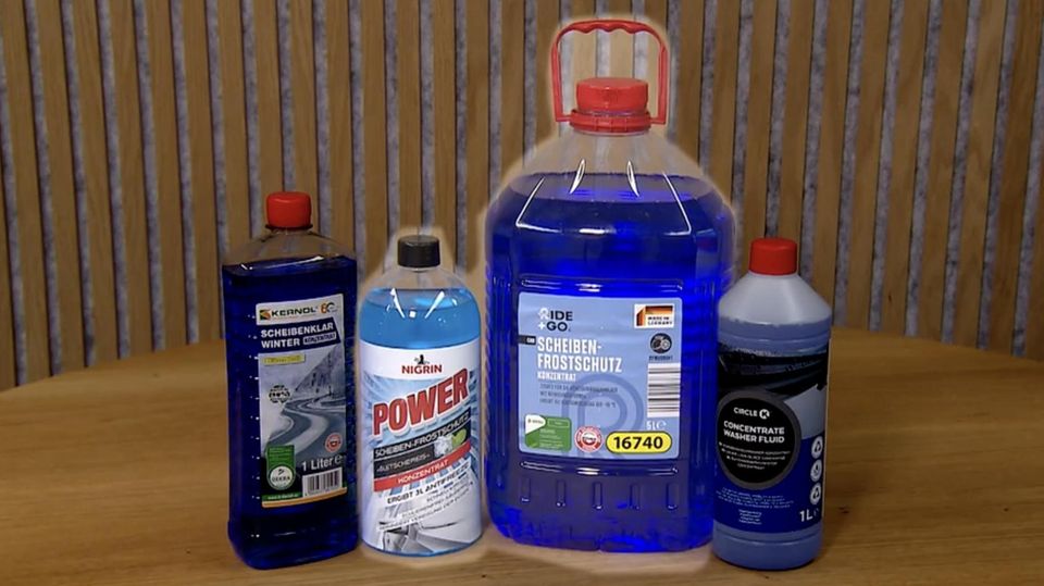 Vier verschiedene Scheibenfrostschutzmittel für Autos im Winter.