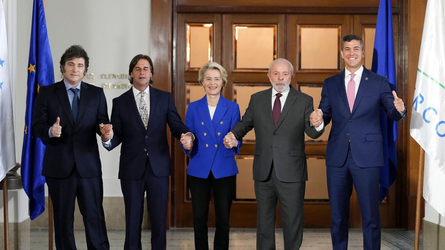 Der argentinische Präsident Javier Milei (v.l.n.r.), der uruguayische Präsident Luis Lacalle Pou, die Präsidentin der Europäischen Kommission Ursula von der Leyen, der brasilianische Präsident Luiz Inacio Lula da Silva und der paraguayische Präsident Santiago Pena posieren am 6.12.2024 für ein Foto während eines Mercosur-Gipfels in Montevideo, Uruguay