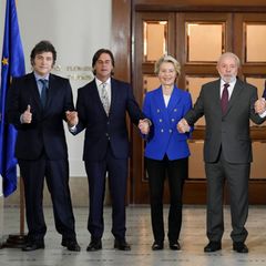 Der argentinische Präsident Javier Milei (v.l.n.r.), der uruguayische Präsident Luis Lacalle Pou, die Präsidentin der Europäischen Kommission Ursula von der Leyen, der brasilianische Präsident Luiz Inacio Lula da Silva und der paraguayische Präsident Santiago Pena posieren am 6.12.2024 für ein Foto während eines Mercosur-Gipfels in Montevideo, Uruguay