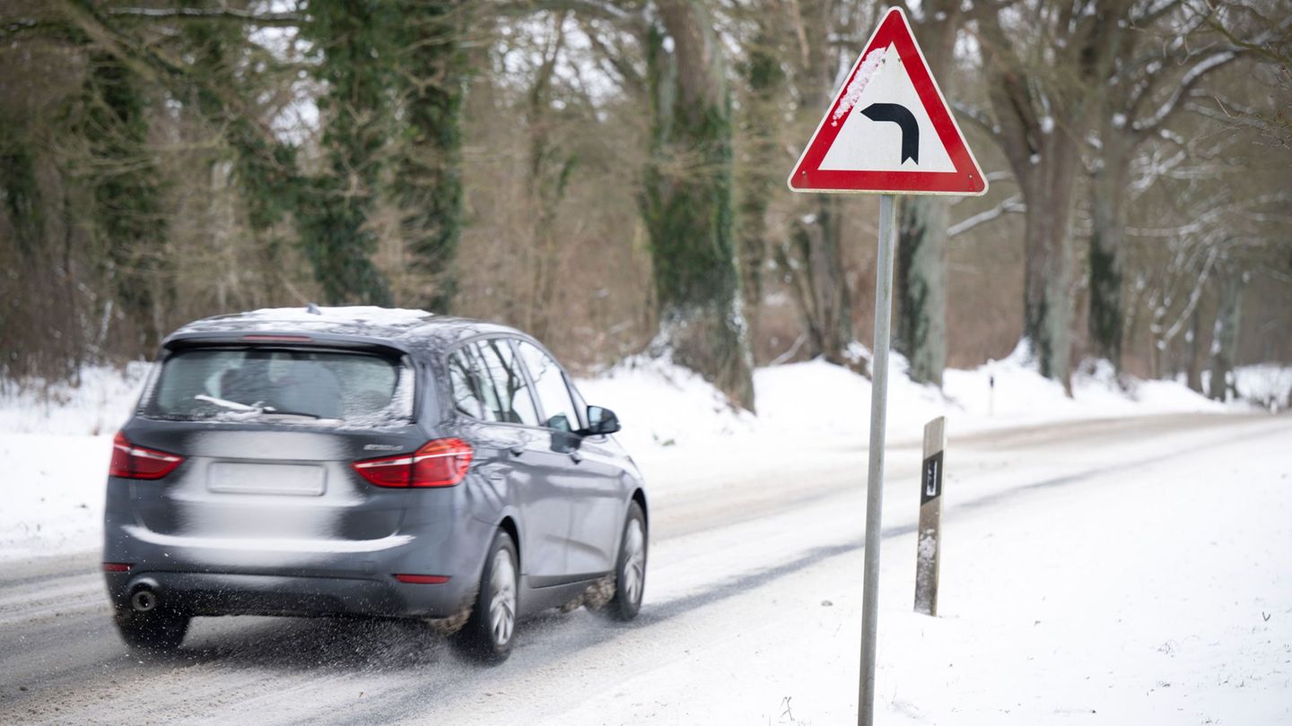 Auf der Website des ADAC wird vor Schneeverwehungen in Ludwigslust-Parchim gewarnt. Foto: Philip Dulian/dpa