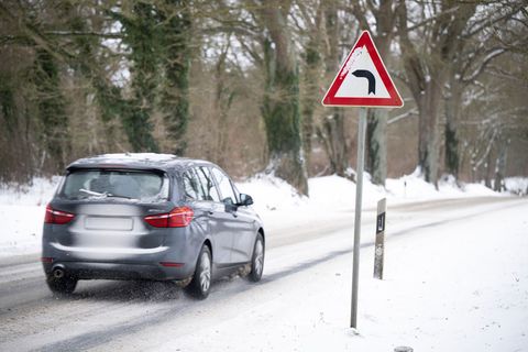 Auf der Website des ADAC wird vor Schneeverwehungen in Ludwigslust-Parchim gewarnt. Foto: Philip Dulian/dpa
