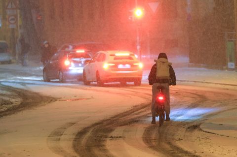 Schneefall und Glätte führten am Morgen zu zahlreichen Unfällen und Verkehrsbehinderungen in Leipzig und der Region. Foto: Jan W
