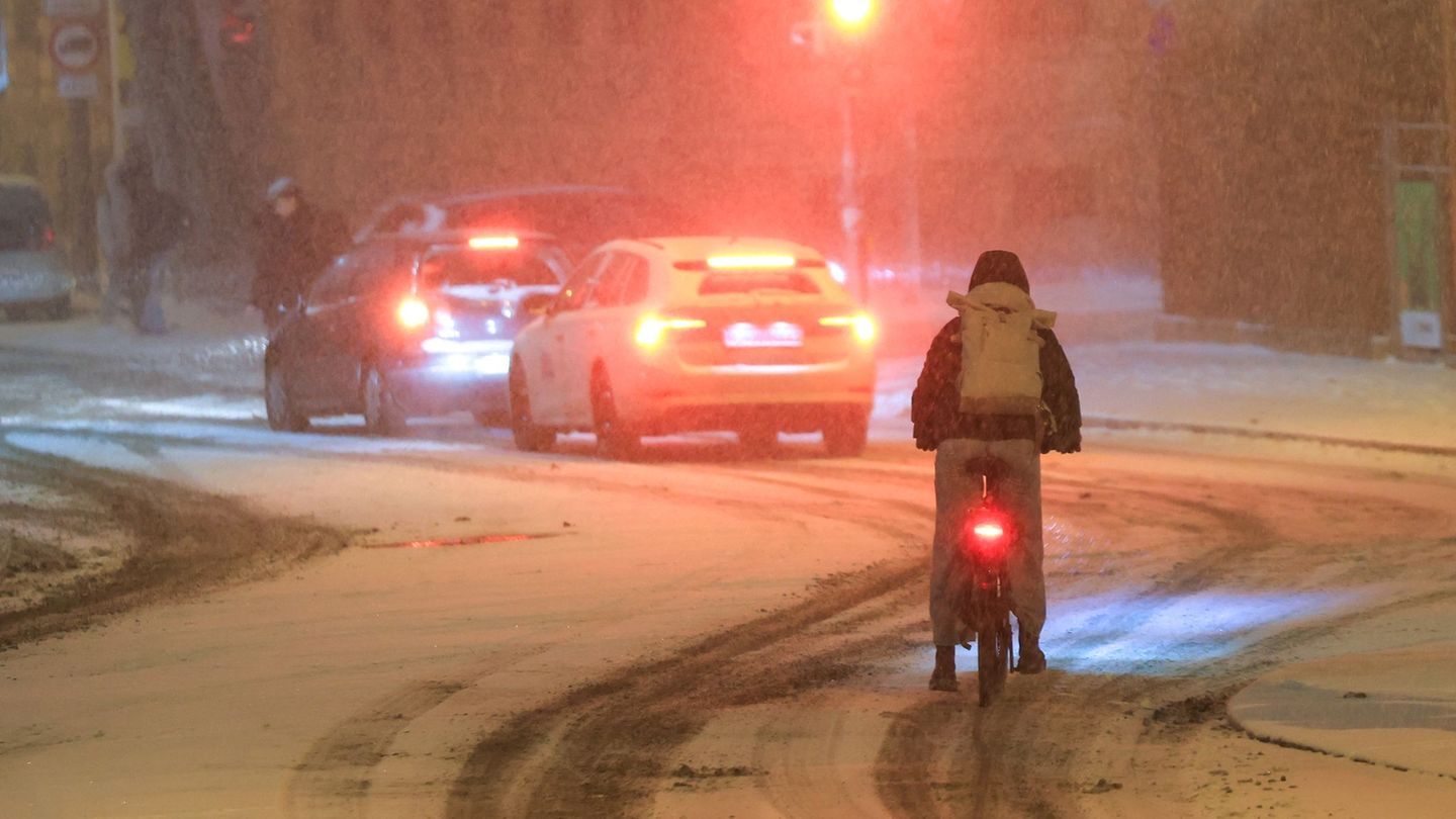 Schneefall und Glätte führten am Morgen zu zahlreichen Unfällen und Verkehrsbehinderungen in Leipzig und der Region. Foto: Jan W
