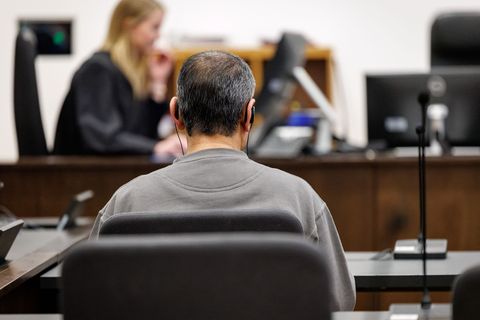 Der Angeklagte soll seinen Cousin mit einem Stich ins Herz getötet haben. Foto: Daniel Karmann/dpa