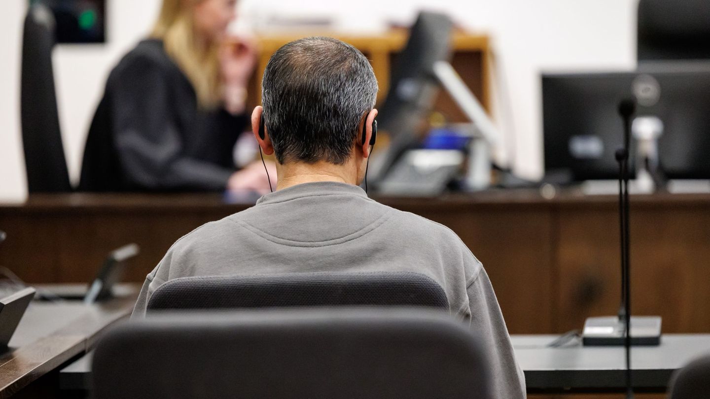 Der Angeklagte soll seinen Cousin mit einem Stich ins Herz getötet haben. Foto: Daniel Karmann/dpa