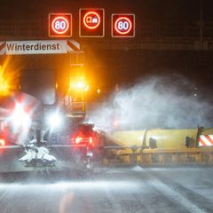 16 Unfälle auf Thüringens Autobahnen bei Schnee. Foto: Michael Reichel/dpa