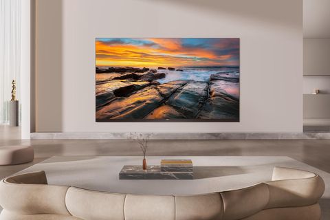 TCL x11L SQD Mini LED hängt in einem Wohnzimmer