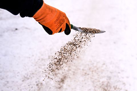 Die Stadt Achim stellt Streugut kostenlos zur Verfügung. (Symbolbild) Foto: Britta Pedersen/dpa