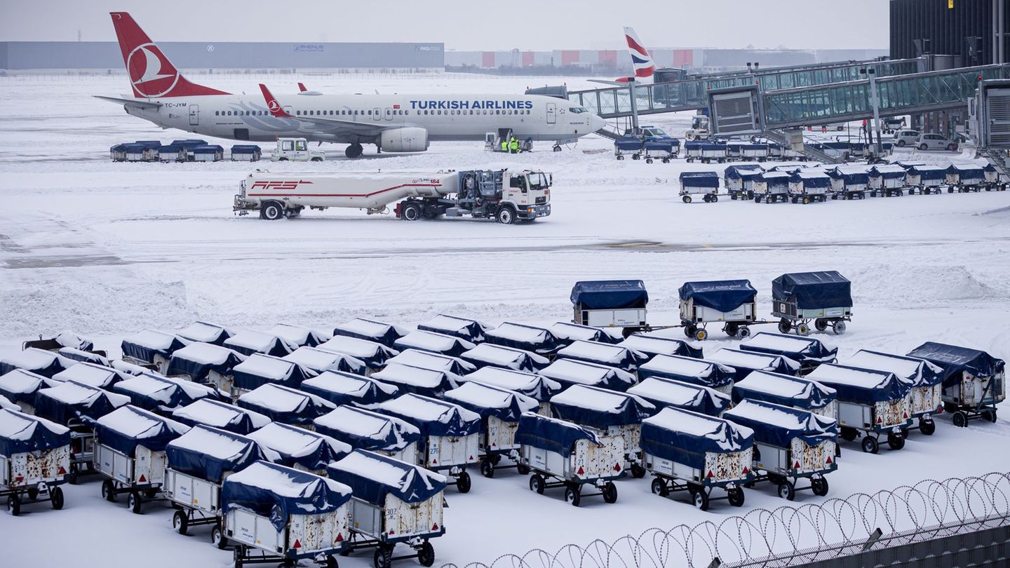 Am Flughafen Hannover fielen am Freitag mehrere Flüge aus. Foto: Moritz Frankenberg/dpa