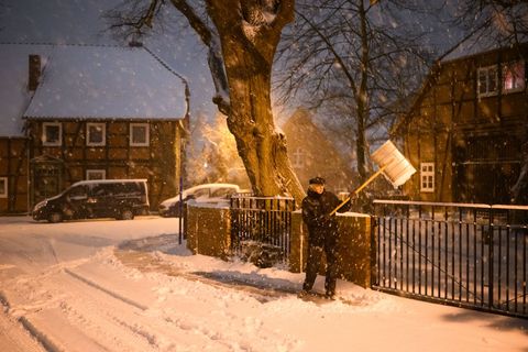 Vielerorts in Niedersachsen ist derzeit Schneeschieben angesagt. Foto: Julian Stratenschulte/dpa