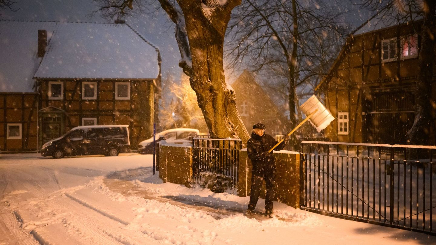 Vielerorts in Niedersachsen ist derzeit Schneeschieben angesagt. Foto: Julian Stratenschulte/dpa