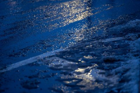 In Flensburg stürzt eine Frau im Schneematsch und verletzt sich schwer Foto: Thomas Banneyer/dpa