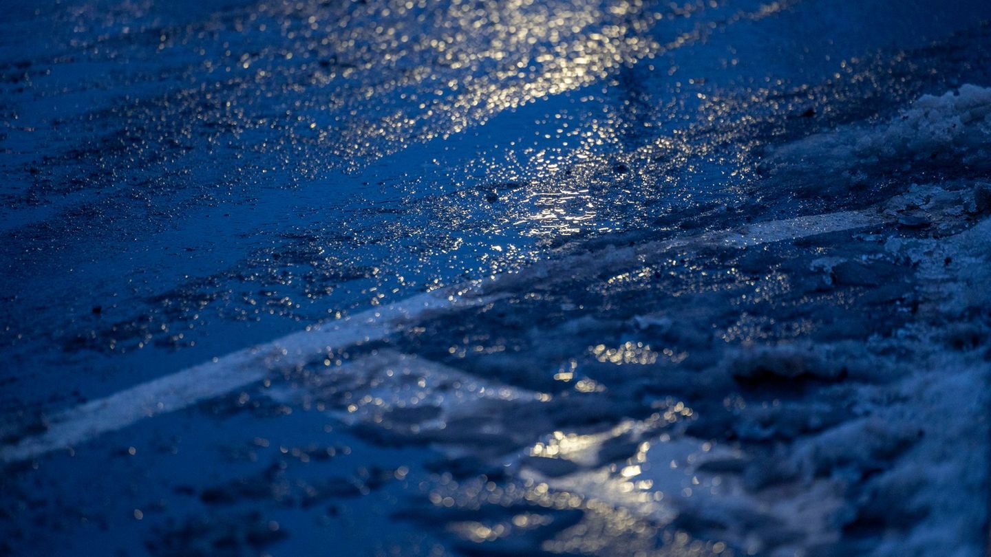 In Flensburg stürzt eine Frau im Schneematsch und verletzt sich schwer Foto: Thomas Banneyer/dpa