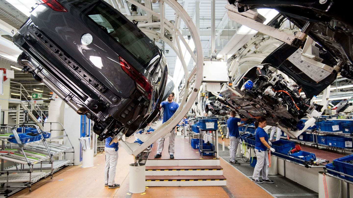 Golf-Produktion bei VW im Wolfsburg: AM Nachmittag stehe hier die Bänder still. (Archivbild) Foto: Julian Stratenschulte/dpa