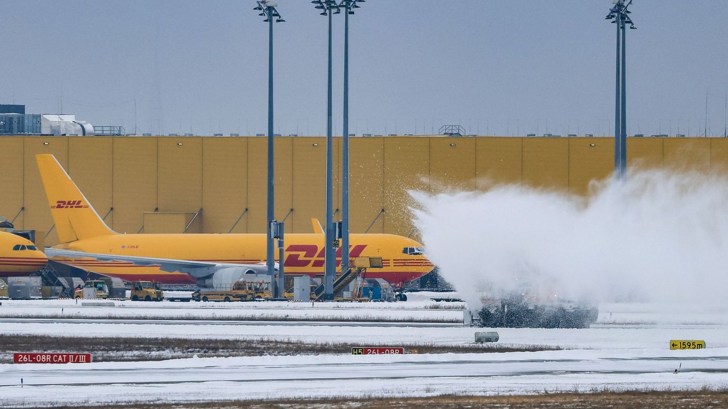 Trotz Frost und Schnee läuft der Flugbetrieb in Leipzig/Halle und Dresden stabil. Foto: Jan Woitas/dpa