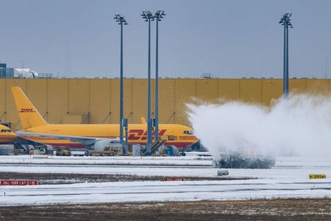 Trotz Frost und Schnee läuft der Flugbetrieb in Leipzig/Halle und Dresden stabil. Foto: Jan Woitas/dpa