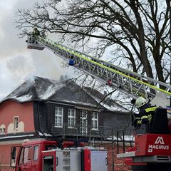 In Lennestadt im Kreis Olpe kamen bei einem Dachgeschossbrand zwei Männer ums Leben. Foto: Berthold Stamm/dpa