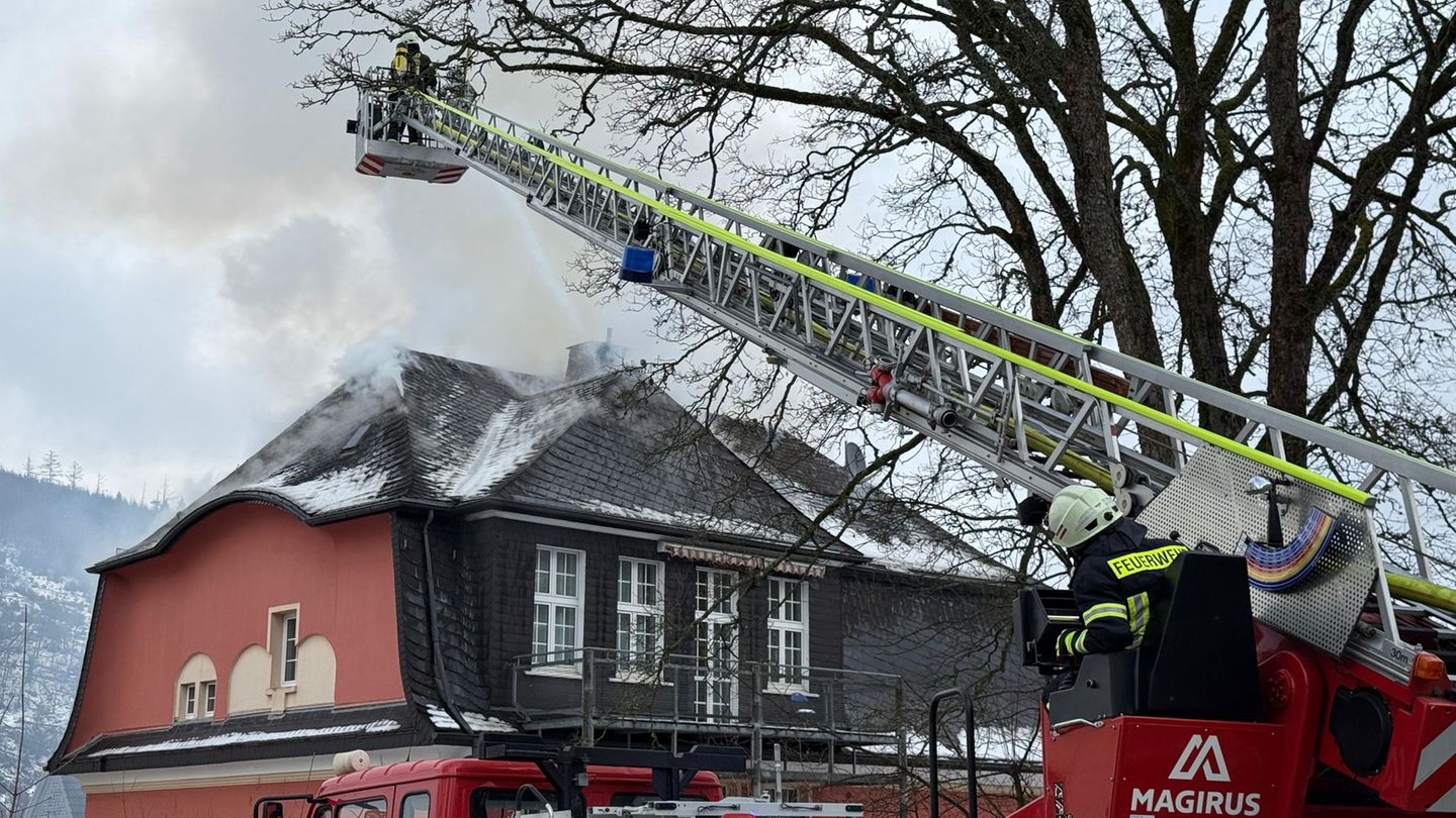 In Lennestadt im Kreis Olpe kamen bei einem Dachgeschossbrand zwei Männer ums Leben. Foto: Berthold Stamm/dpa