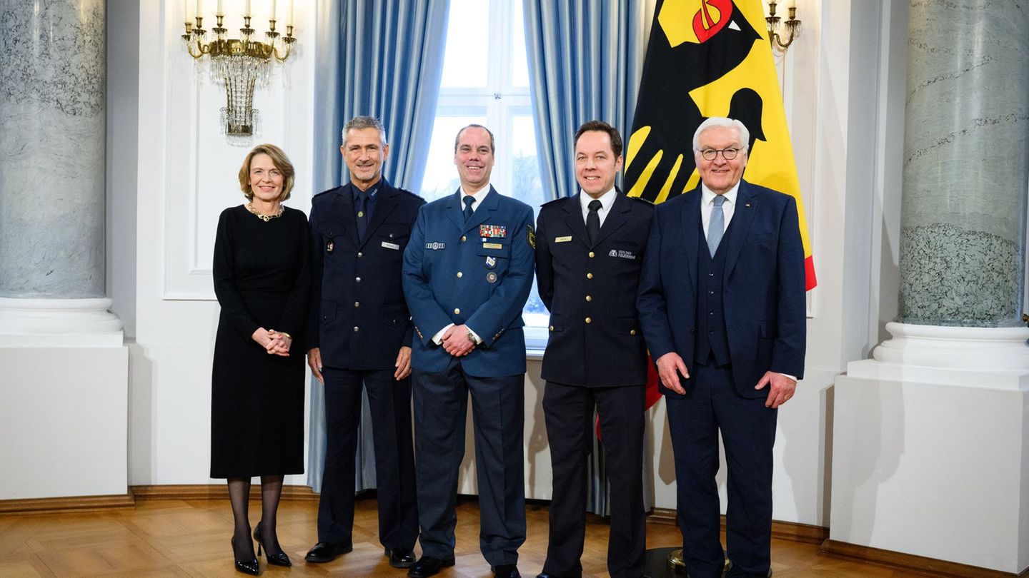 Bundespräsident Steinmeier ehrt beim Neujahrsempfang Berliner Einsatzleiter von Polizei, Feuerwehr und THW, die beim Strom-Black