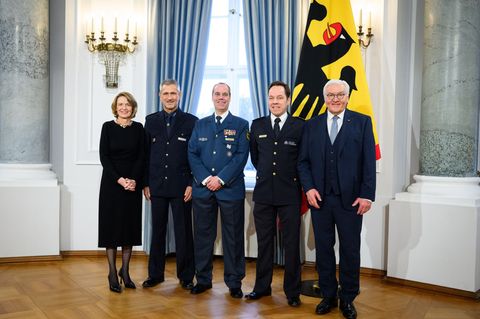 Bundespräsident Steinmeier ehrt beim Neujahrsempfang Berliner Einsatzleiter von Polizei, Feuerwehr und THW, die beim Strom-Black
