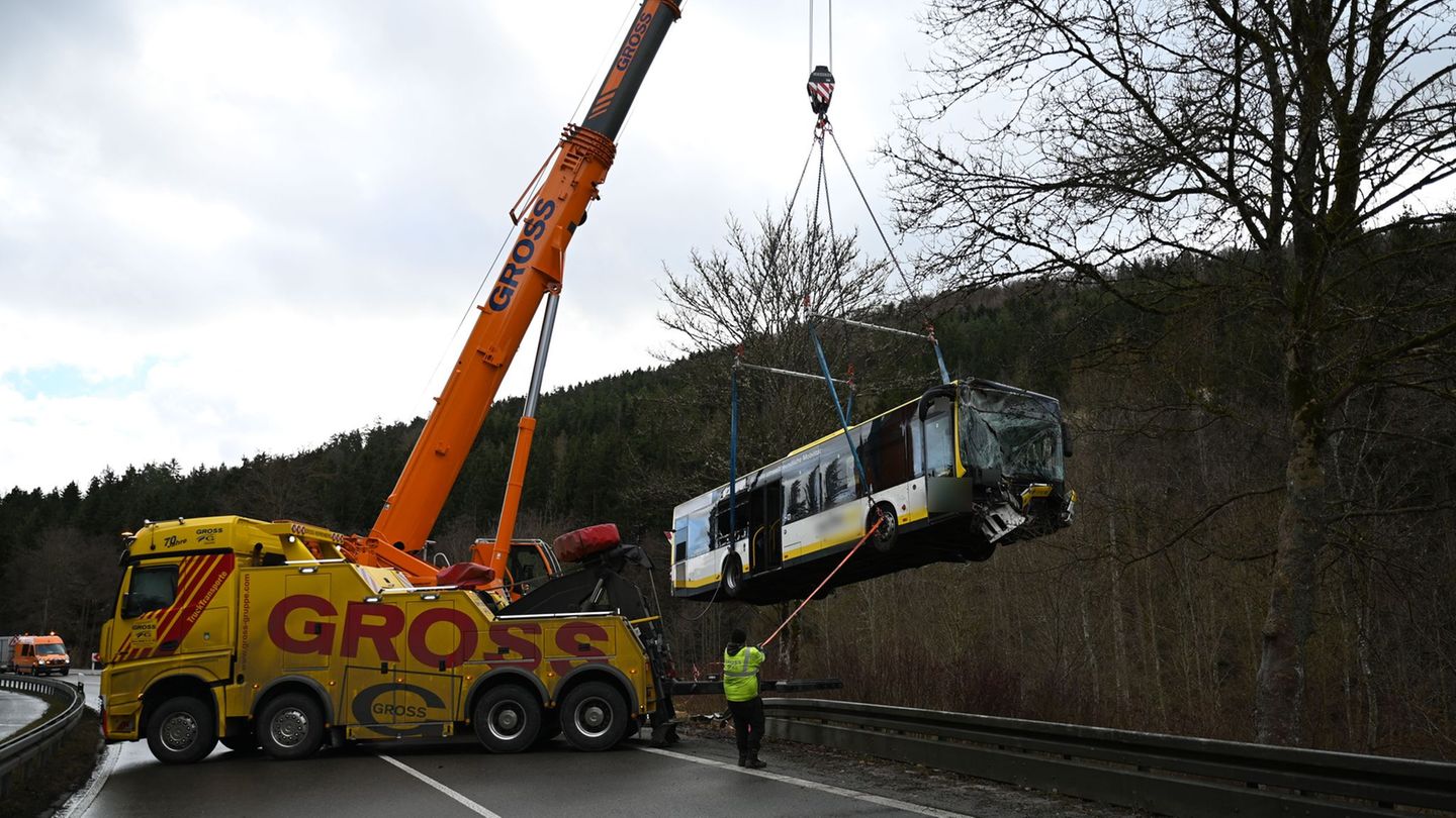 Das Buswrack wurde abgeschleppt. Foto: Katharina Kausche/dpa