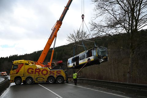 Das Buswrack wurde abgeschleppt. Foto: Katharina Kausche/dpa