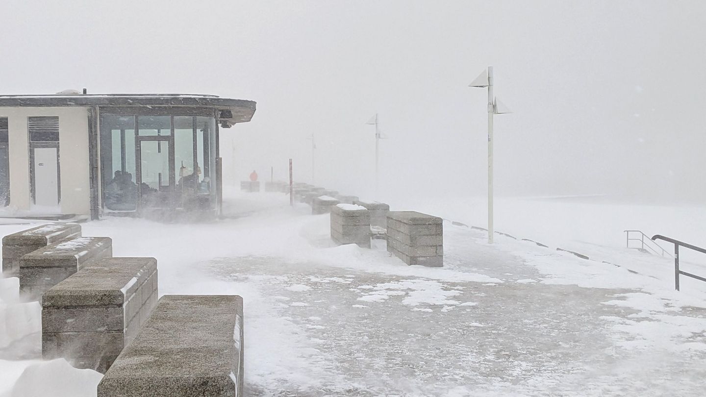 Auf Norderney ist das Schneetreiben zeitweise so dicht, dass die Schneeflocken die Sicht einschränken. Foto: Volker Bartels/-/dp