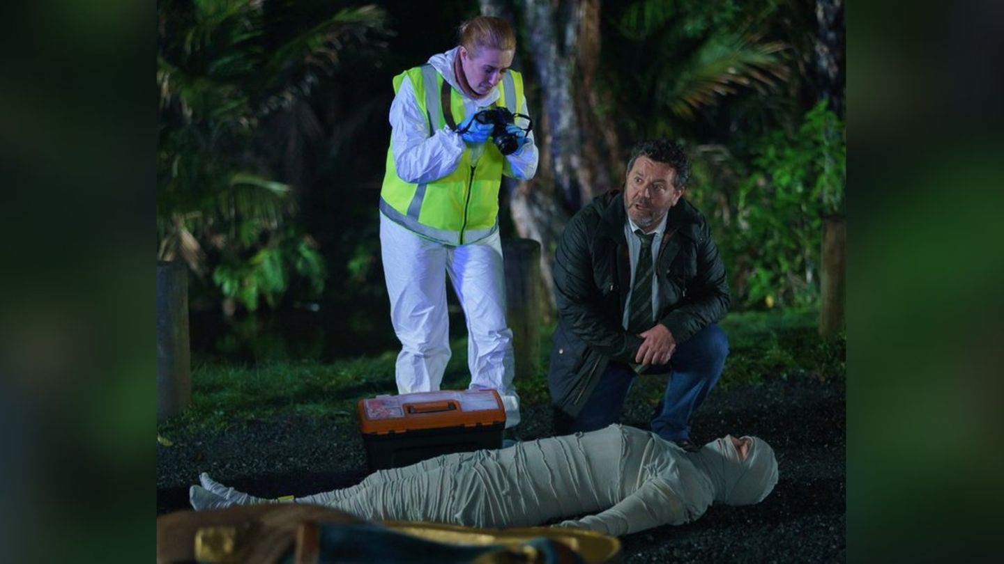 "Brokenwood - Mord in Neuseeland": Chefinspektor Mike Shepherd (Neill Rea) und die Pathologin Gina (Cristina Ionda) begutachte